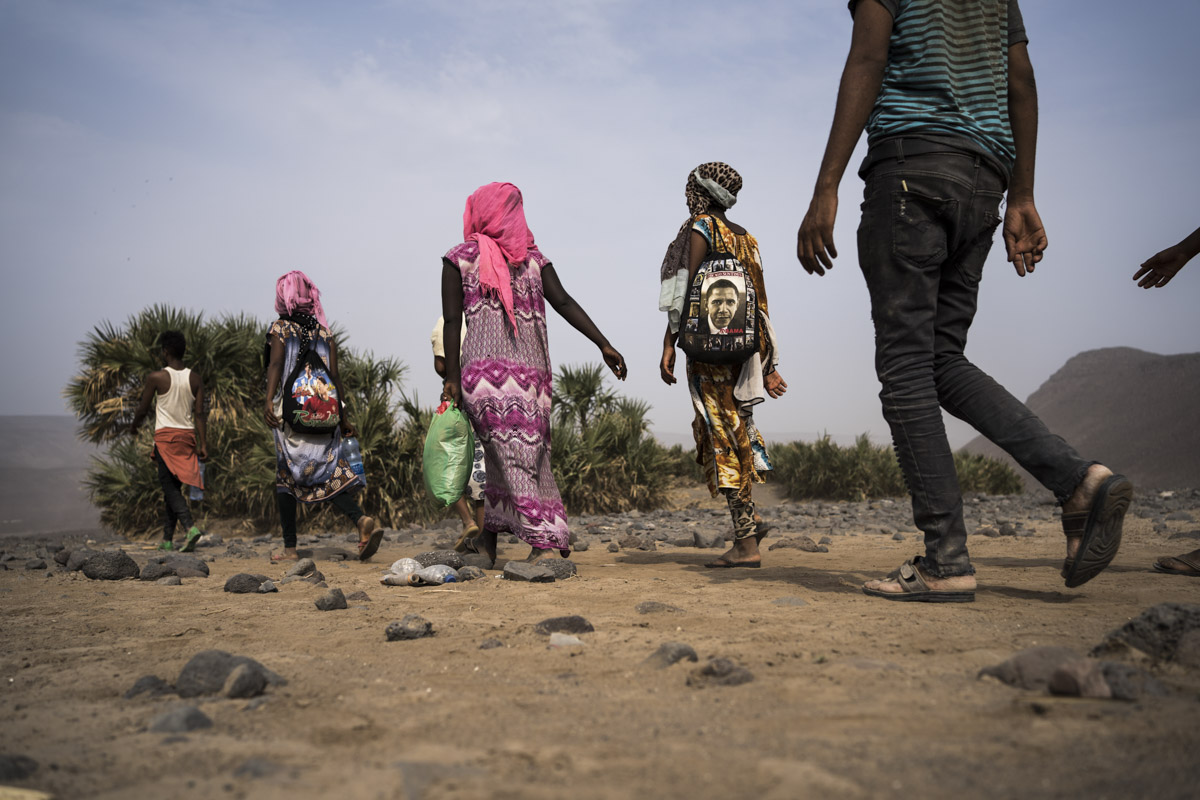 The Oromo migrants walk across the desert for about 250 kilometers to reach the port of Obock, from where they will leave Djibouti.
Their belongings fit in one bag.
Galafi, Djibouti.