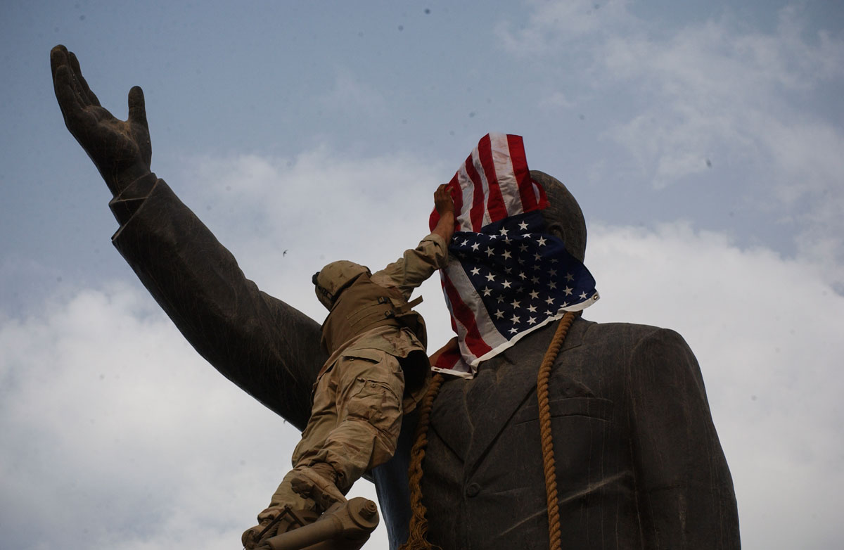 9 avril 2003.
Les Marines aident les Irakiens a renverser la statue de Saddam Hussein.