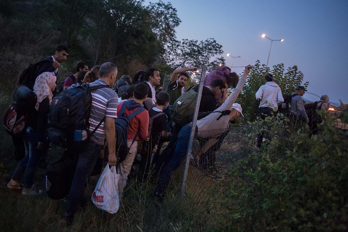 Gevgelia, 6 Juillet 2015.
Le groupe d'Ahmad a été rejoint par une vingtaine d'autres migrants. En Juillet, ils étaient en moyenne 200 à franchir la frontière clandestinement tous les jours. 