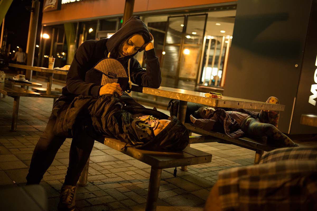 Budapest, July 16, 2015.
Jihan sleeps outside of a Macdonalds in the suburbs of Budapest, the hungarian capitale. Two drivers, paid by a smuggler, have just dropped her group here after driving them away from the border.