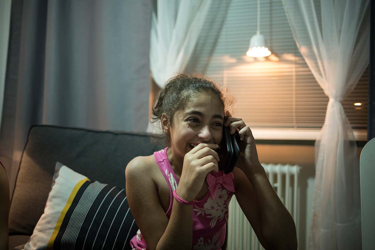 Brömolla, 21 Juillet 2015.
Cidra, la nièce de onze ans d'Ahmad, annonce à sa mère restée en Syrie qu'elle est arrivée à destination. 