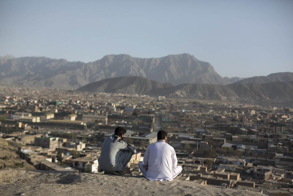 Rohani et Jawid.
« La vie n’a plus de valeur, une vie à l’étranger en vaut mille ici. Les hommes tombent comme des mouches.» Kaboul, Afghanistan. 30 Mars 2013.