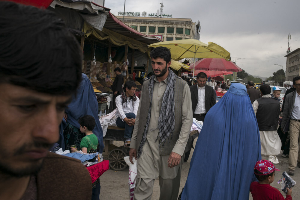 Jawid est épuisé par les combats dans son village mais n'a jamais repris la route migratoire. Il n'a plus d'argent.
Kaboul, Afghanistan. 29 avril 2014.